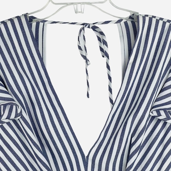 New-shop17 Vertical Striped Deep V-neck, Open Tie Back, Flutter Sleeve Romper SM - Picture 6 of 15